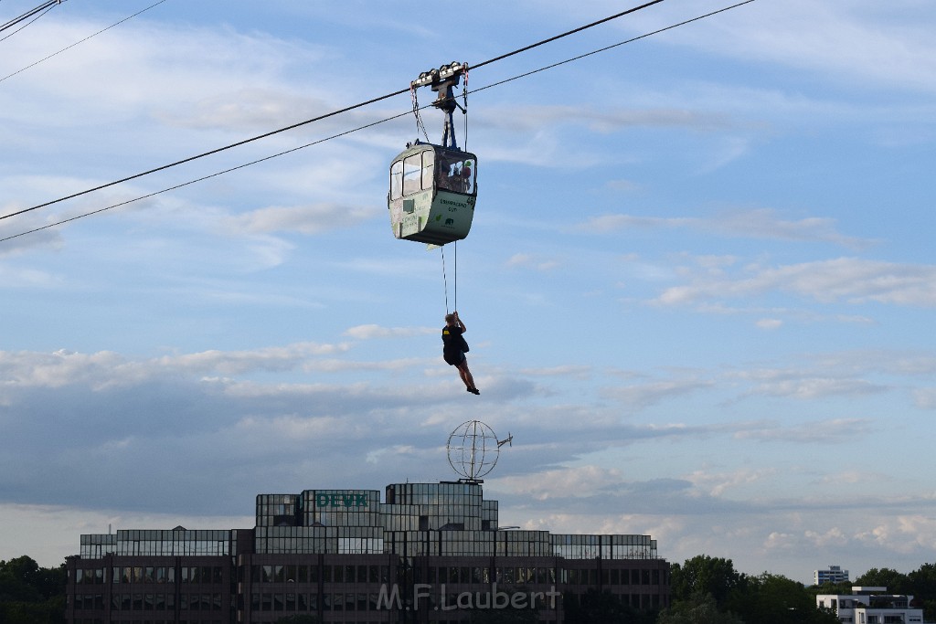 Koelner Seilbahn Gondel blieb haengen Koeln Linksrheinisch P616.JPG